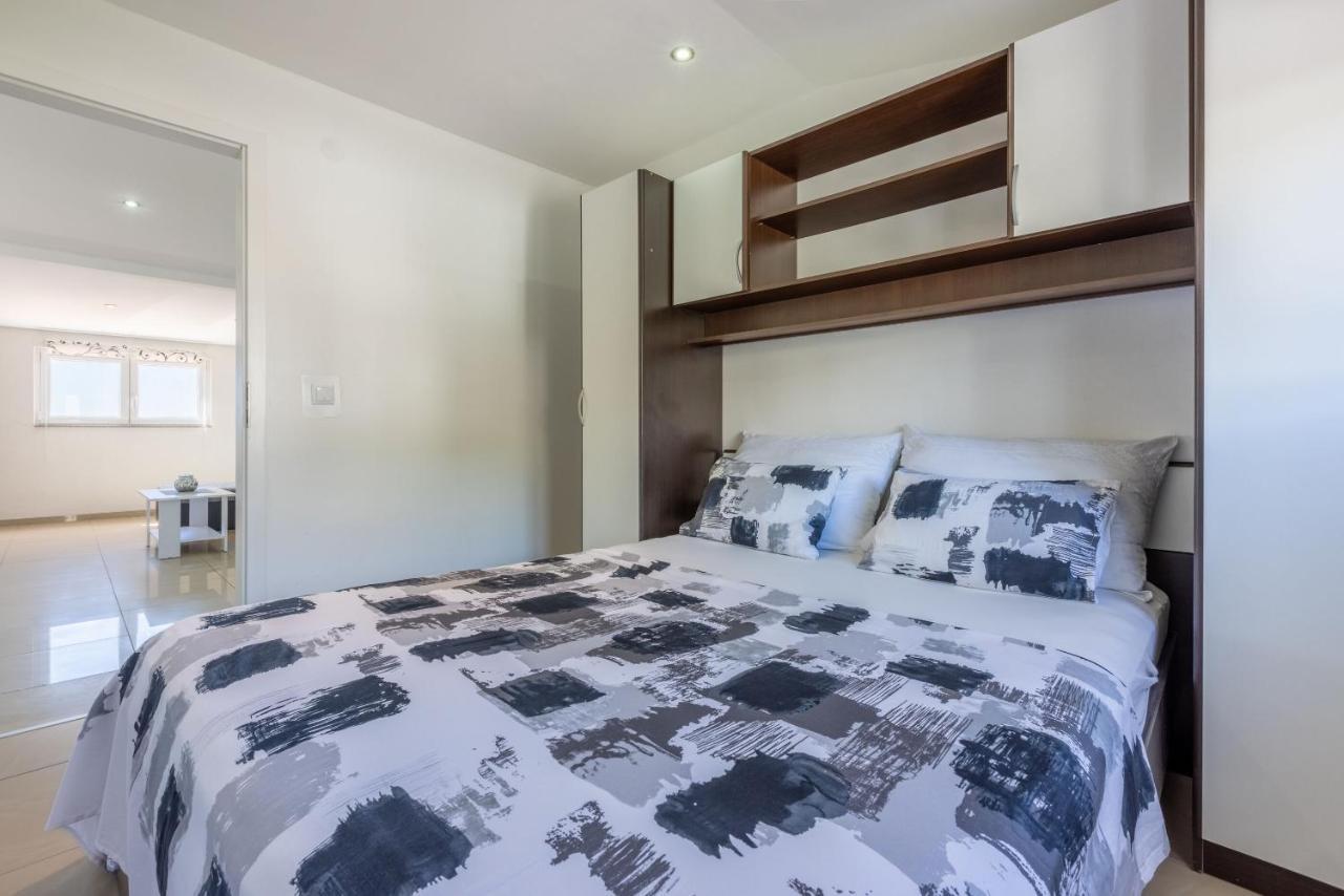 Apartments Pera Selce Bagian luar foto
